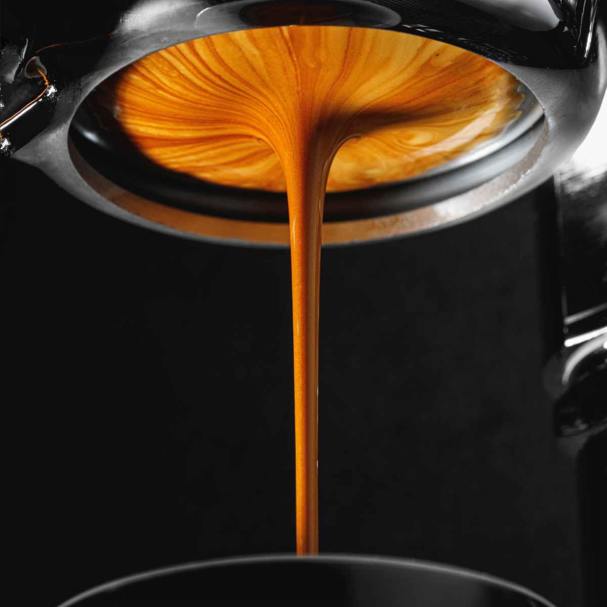 Cafe Ciro, a unique blend of premium two Arabica beans from Brazil, El Salvador, and India. Carefully roasted to draw out the full-bodied flavour of chocolate and caramel, this coffee is perfectly tempered with a controlled sweetness and acidity.