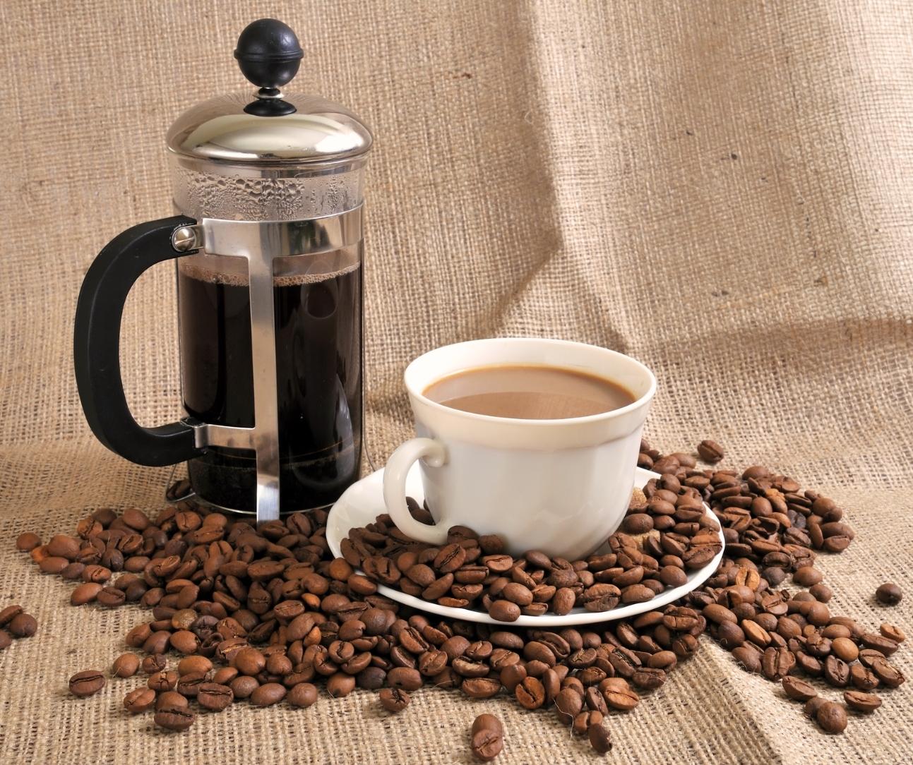 Cafe Ciro, a unique blend of premium two Arabica beans from Brazil, El Salvador, and India. Carefully roasted to draw out the full-bodied flavour of chocolate and caramel, this coffee is perfectly tempered with a controlled sweetness and acidity.